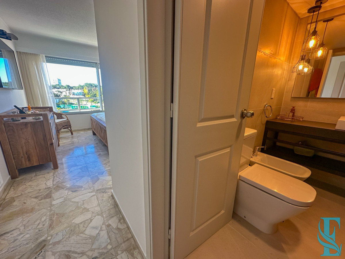 Apartamento ID.701 - Hermoso apartamento en Playa Mansa con vista al mar en torre con servicios.