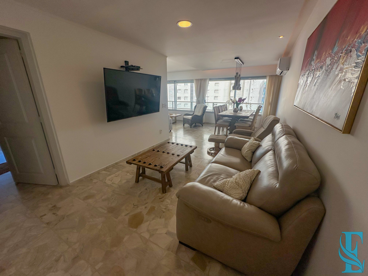 Apartamento ID.701 - Hermoso apartamento en Playa Mansa con vista al mar en torre con servicios.