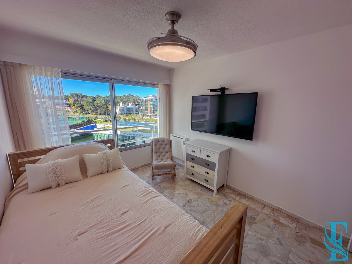Apartamento ID.701 - Hermoso apartamento en Playa Mansa con vista al mar en torre con servicios.
