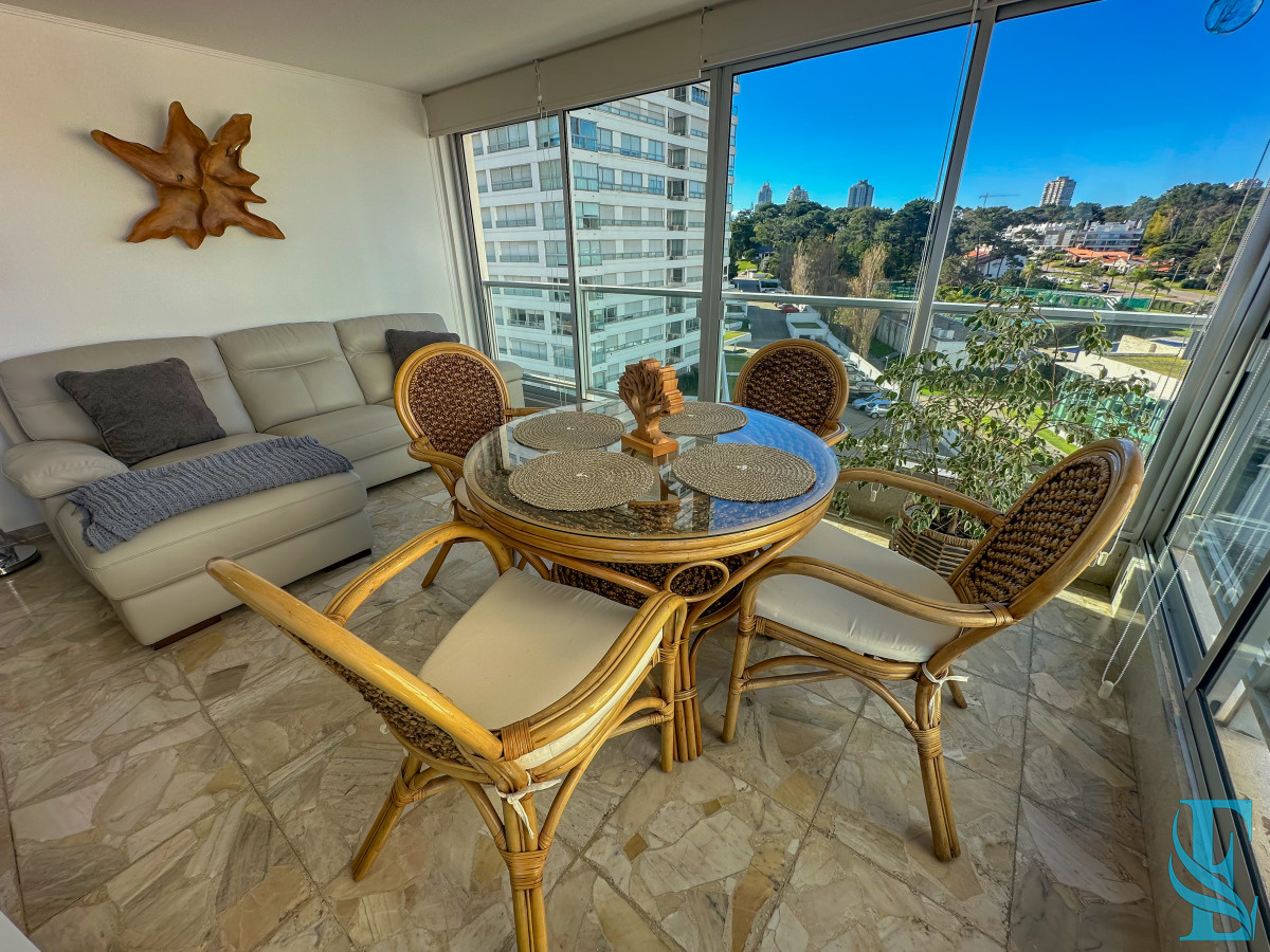 Apartamento ID.701 - Hermoso apartamento en Playa Mansa con vista al mar en torre con servicios.