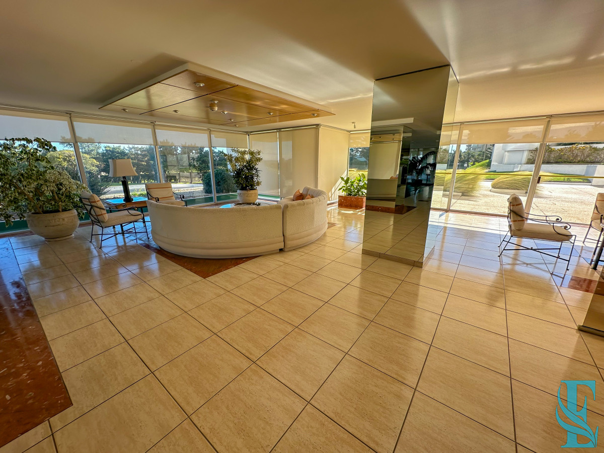 Apartamento ID.701 - Hermoso apartamento en Playa Mansa con vista al mar en torre con servicios.