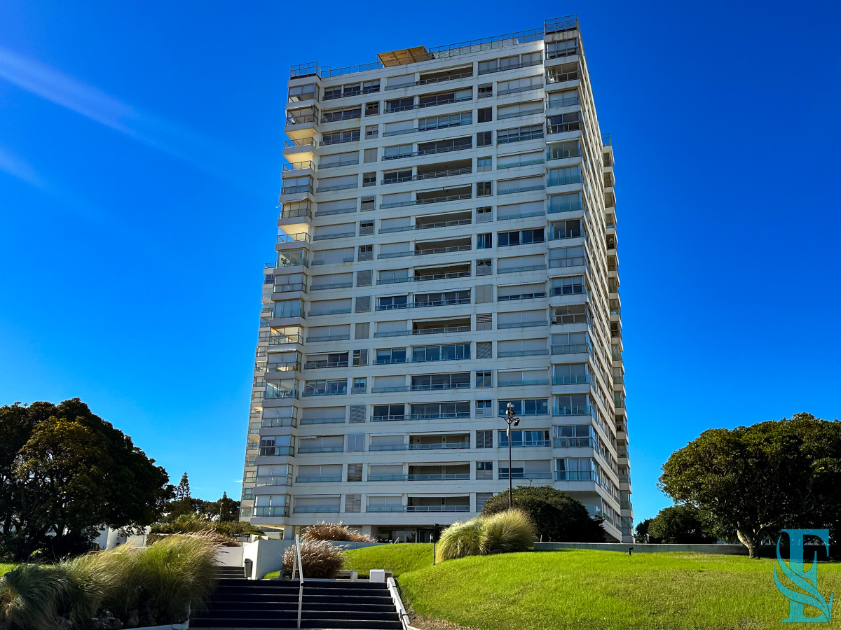 Apartamento ID.701 - Hermoso apartamento en Playa Mansa con vista al mar en torre con servicios.