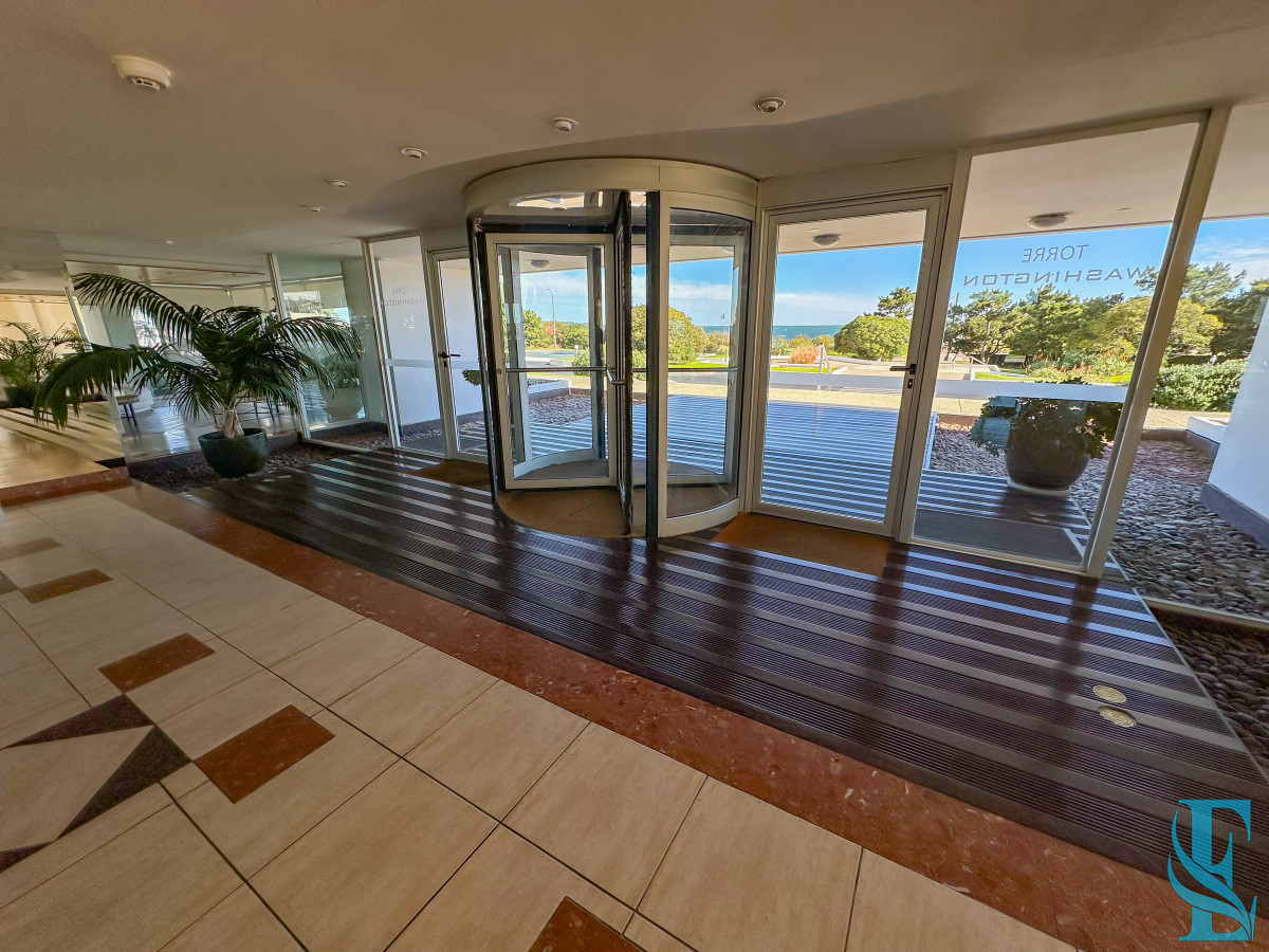 Apartamento ID.701 - Hermoso apartamento en Playa Mansa con vista al mar en torre con servicios.