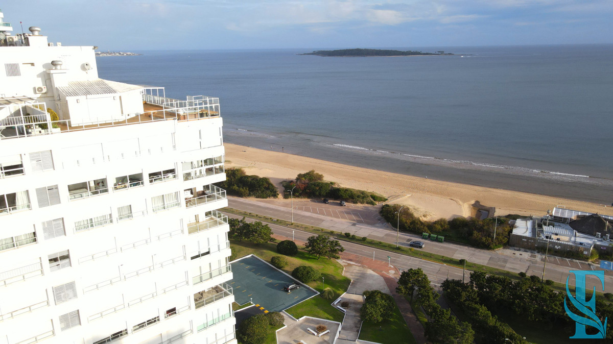 Apartamento ID.701 - Hermoso apartamento en Playa Mansa con vista al mar en torre con servicios.