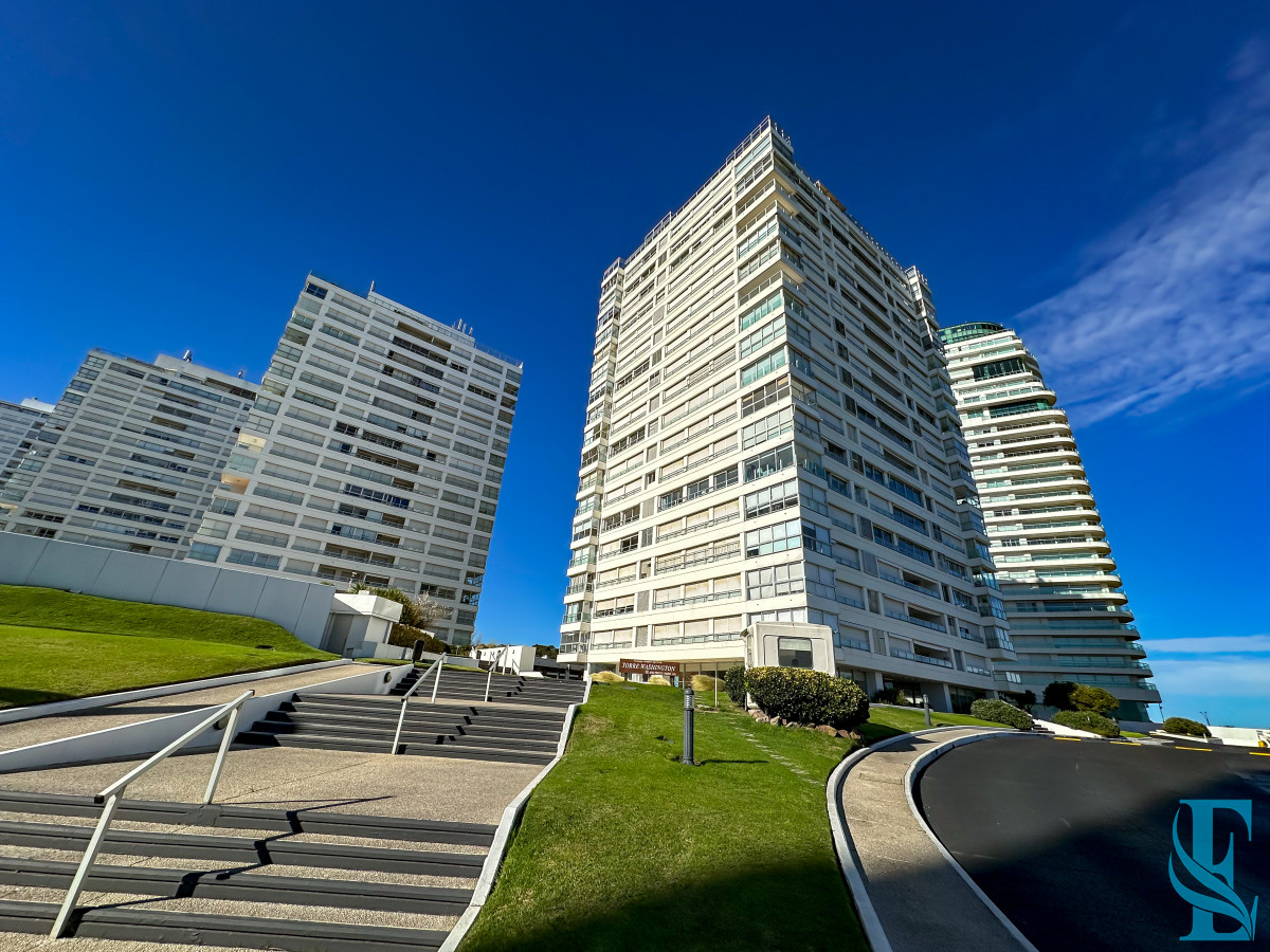 Apartamento ID.701 - Hermoso apartamento en Playa Mansa con vista al mar en torre con servicios.