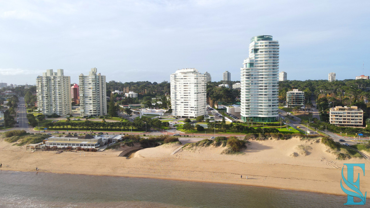 Apartamento ID.701 - Hermoso apartamento en Playa Mansa con vista al mar en torre con servicios.