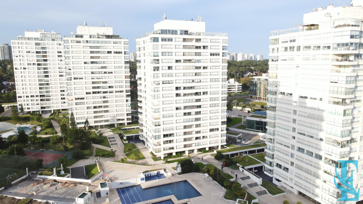 Apartamento ID.701 - Hermoso apartamento en Playa Mansa con vista al mar en torre con servicios.