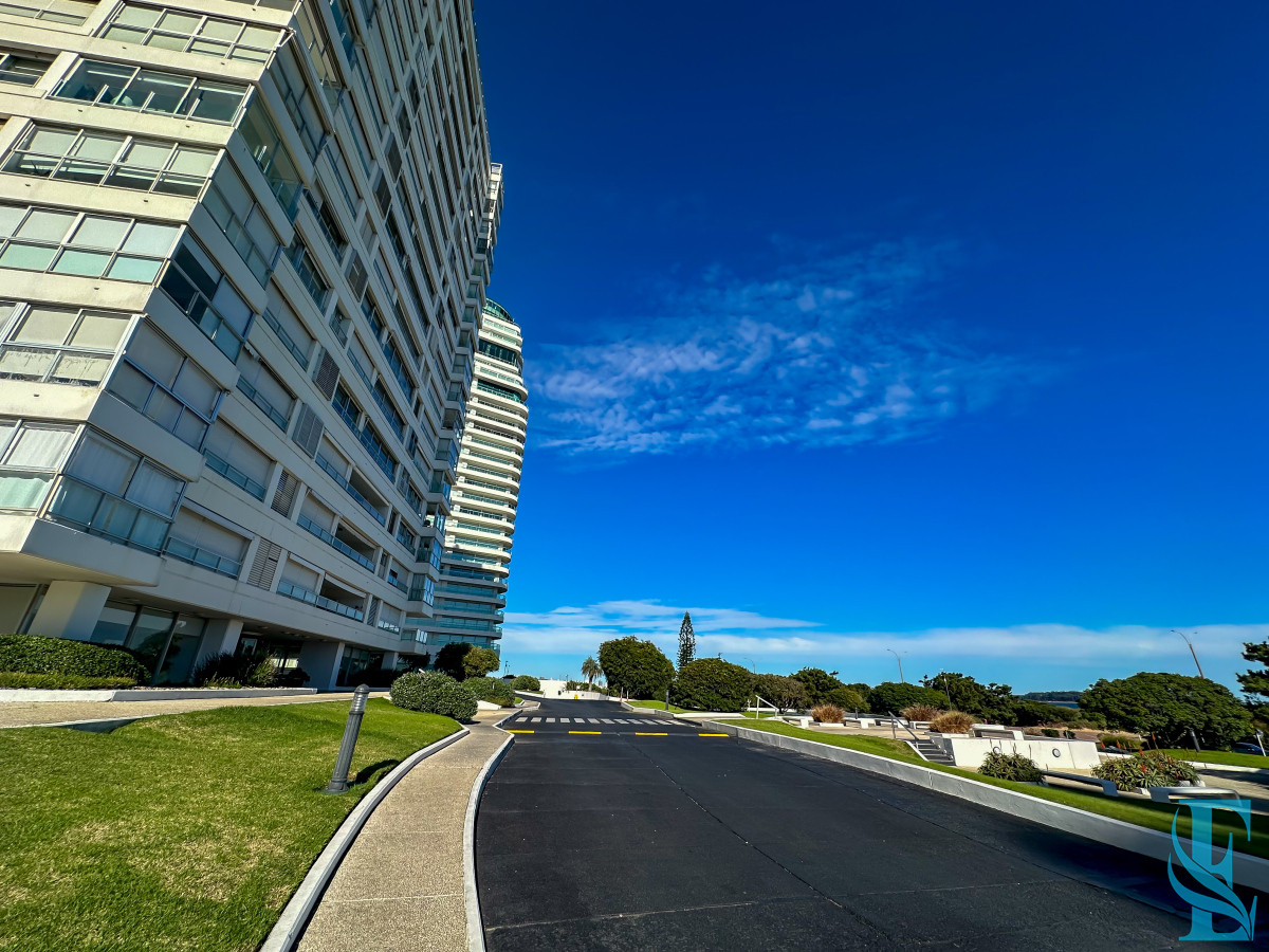 Apartamento ID.701 - Hermoso apartamento en Playa Mansa con vista al mar en torre con servicios.