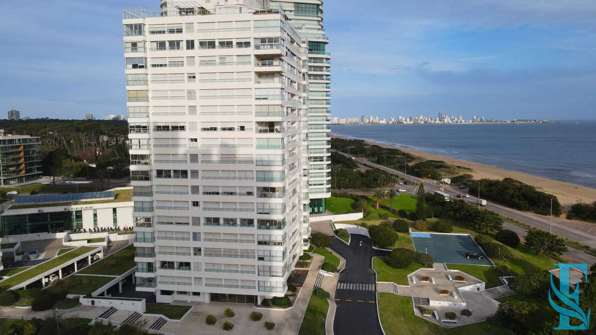 Apartamento ID.701 - Hermoso apartamento en Playa Mansa con vista al mar en torre con servicios.