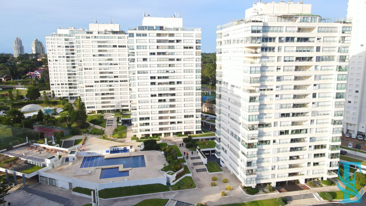 Apartamento ID.701 - Hermoso apartamento en Playa Mansa con vista al mar en torre con servicios.