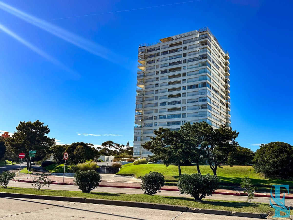 Apartamento ID.701 - Hermoso apartamento en Playa Mansa con vista al mar en torre con servicios.