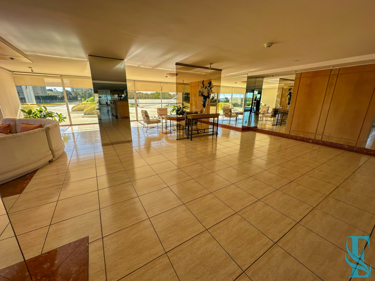 Apartamento ID.701 - Hermoso apartamento en Playa Mansa con vista al mar en torre con servicios.