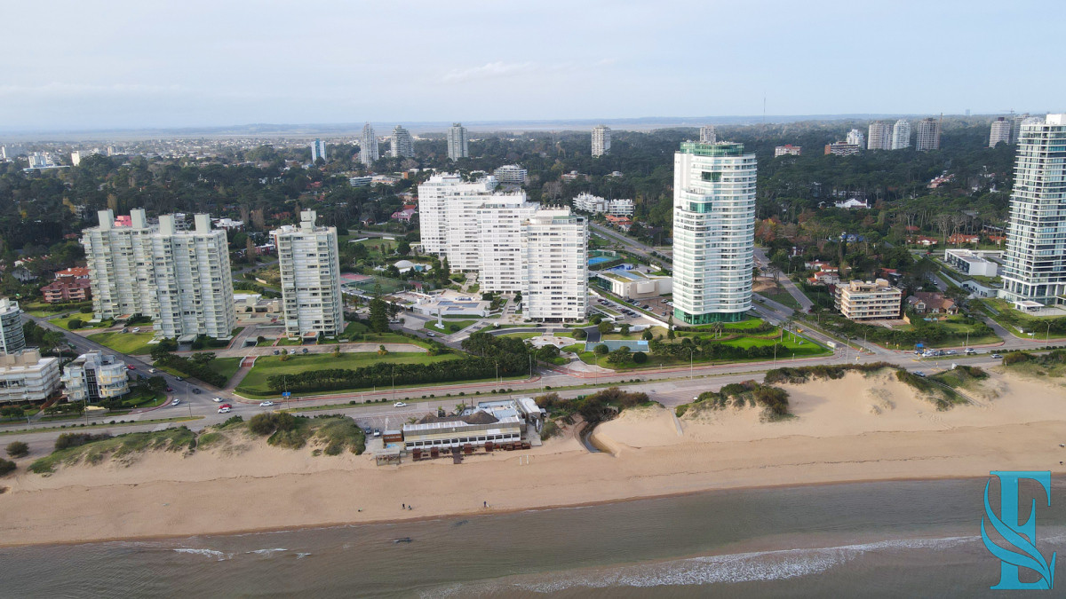 Apartamento ID.701 - Hermoso apartamento en Playa Mansa con vista al mar en torre con servicios.