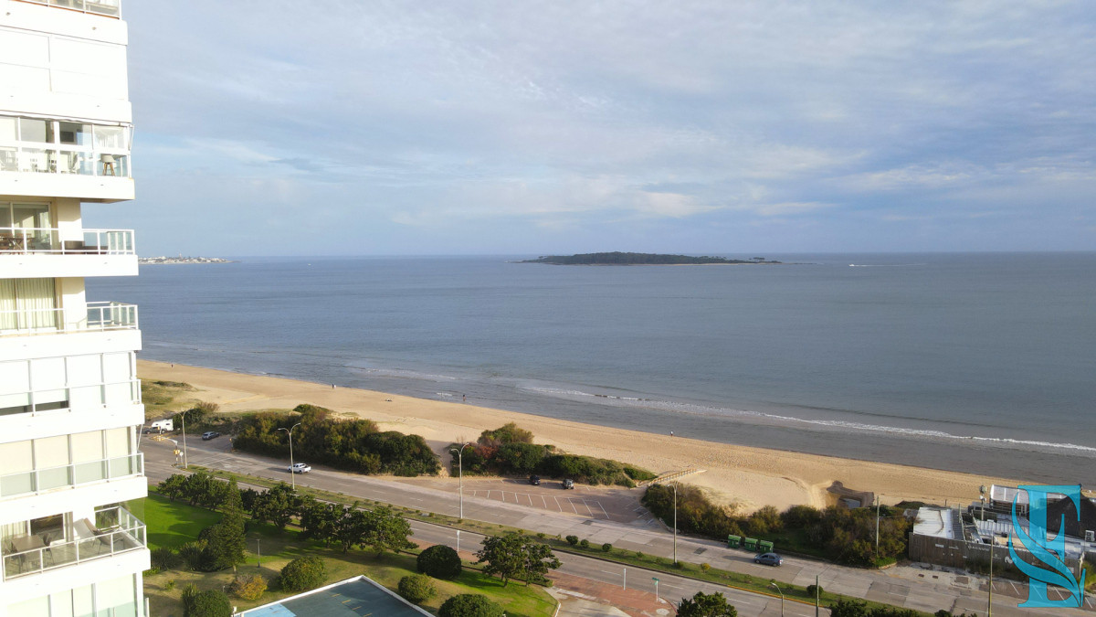Apartamento ID.701 - Hermoso apartamento en Playa Mansa con vista al mar en torre con servicios.