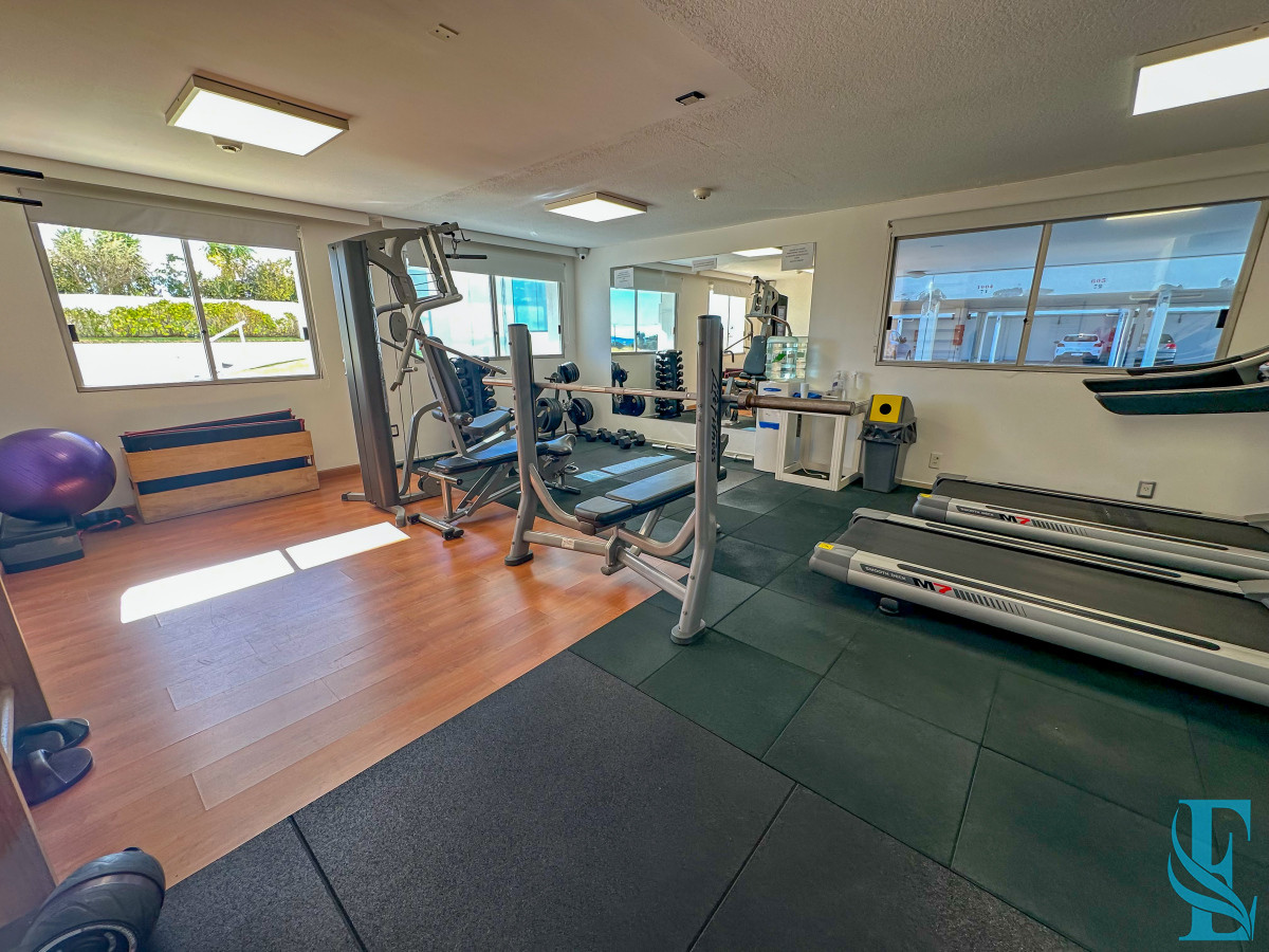 Apartamento ID.701 - Hermoso apartamento en Playa Mansa con vista al mar en torre con servicios.