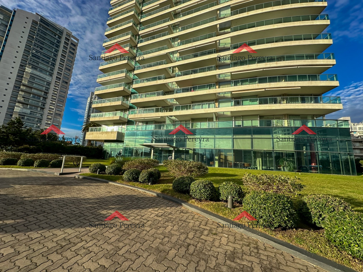 Apartamento ID.16858 - Gala Tower. Pda 4, exclusivo departamento a solo pasos del Mar en Playa Mansa.