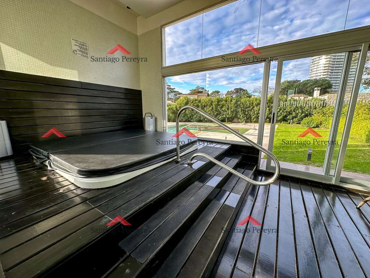 Apartamento ID.16858 - Gala Tower. Pda 4, exclusivo departamento a solo pasos del Mar en Playa Mansa.