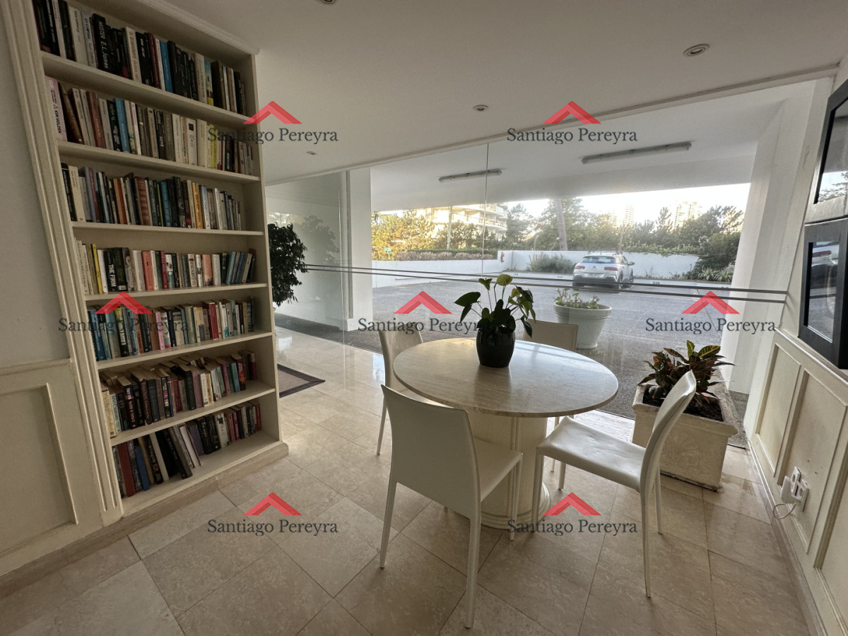 Apartamento ID.17351 - Exclusivo departamento piso alto en venta a solo pasos del mar en Playa Mansa