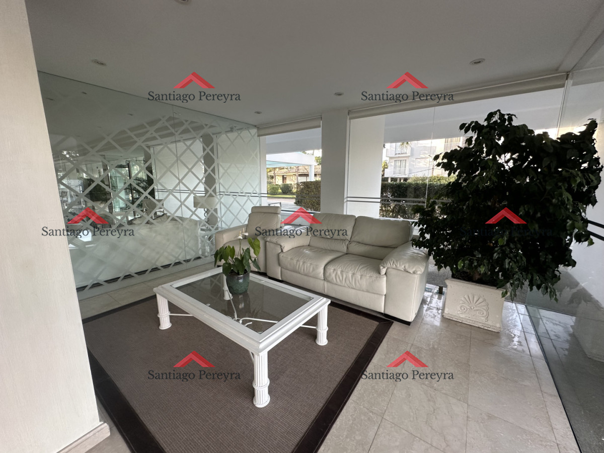 Apartamento ID.17351 - Exclusivo departamento piso alto en venta a solo pasos del mar en Playa Mansa