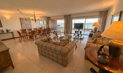 Primera linea de peninsula, amplio departamento en venta