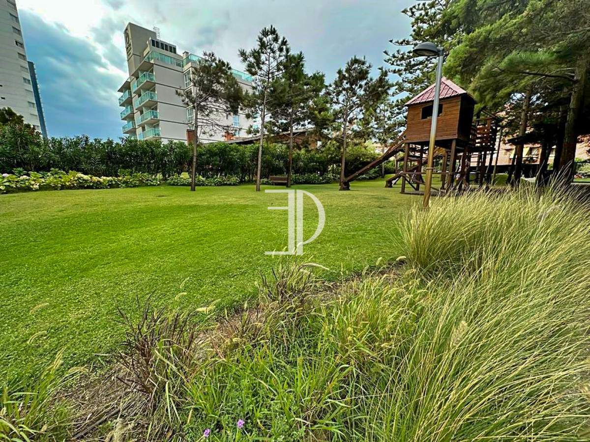 Apartamento ID.1582 - Hermoso apartamento esquinero en Playa Mansa!