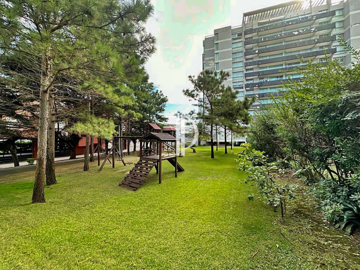Apartamento ID.1582 - Hermoso apartamento esquinero en Playa Mansa!
