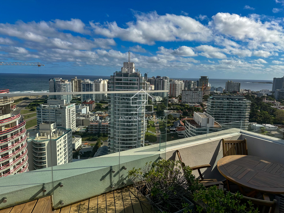 Apartamento ID.2228 - Planta especial en piso alto, parrillero y jacuzzi en balcón