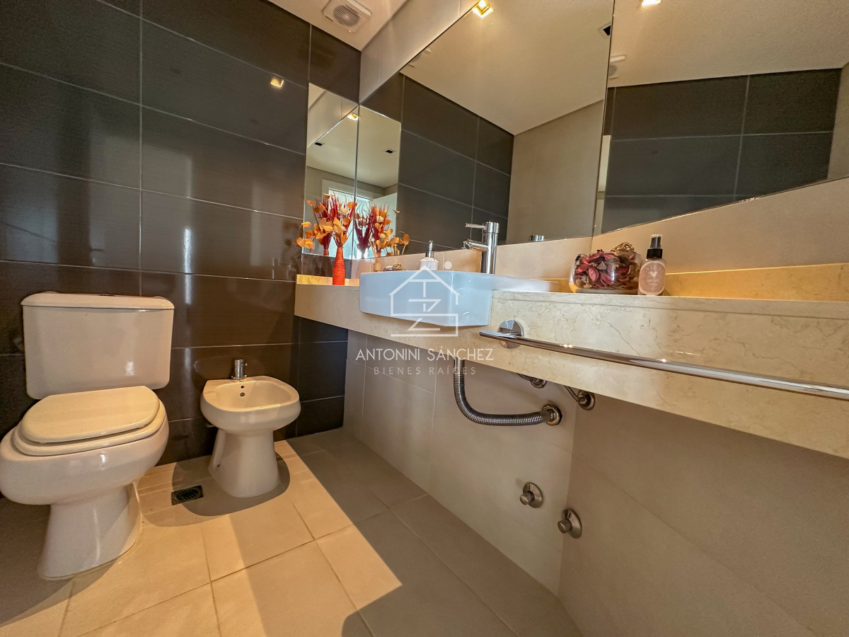 Apartamento ID.2228 - Planta especial en piso alto, parrillero y jacuzzi en balcón