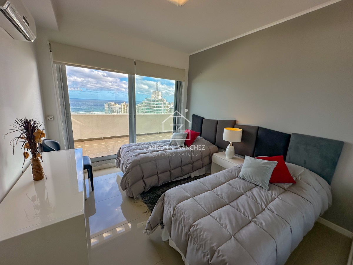 Apartamento ID.2228 - Planta especial en piso alto, parrillero y jacuzzi en balcón