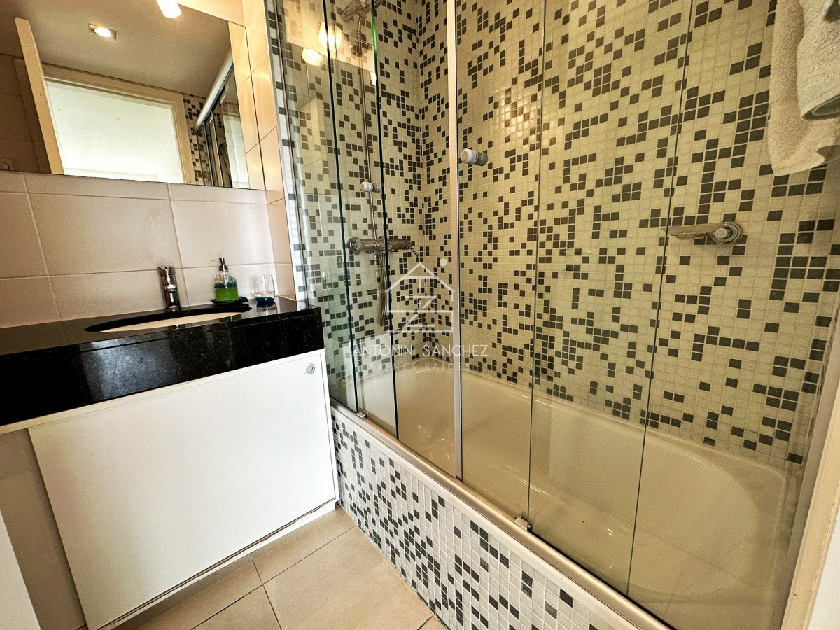 Apartamento ID.845 - Punta de Este, Apartamento de 3 dormitorios a metros del mar y al Hotel Conrad.