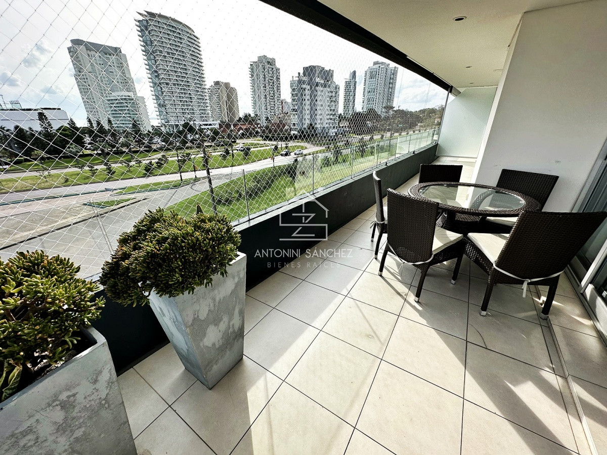 Apartamento ID.845 - Punta de Este, Apartamento de 3 dormitorios a metros del mar y al Hotel Conrad.