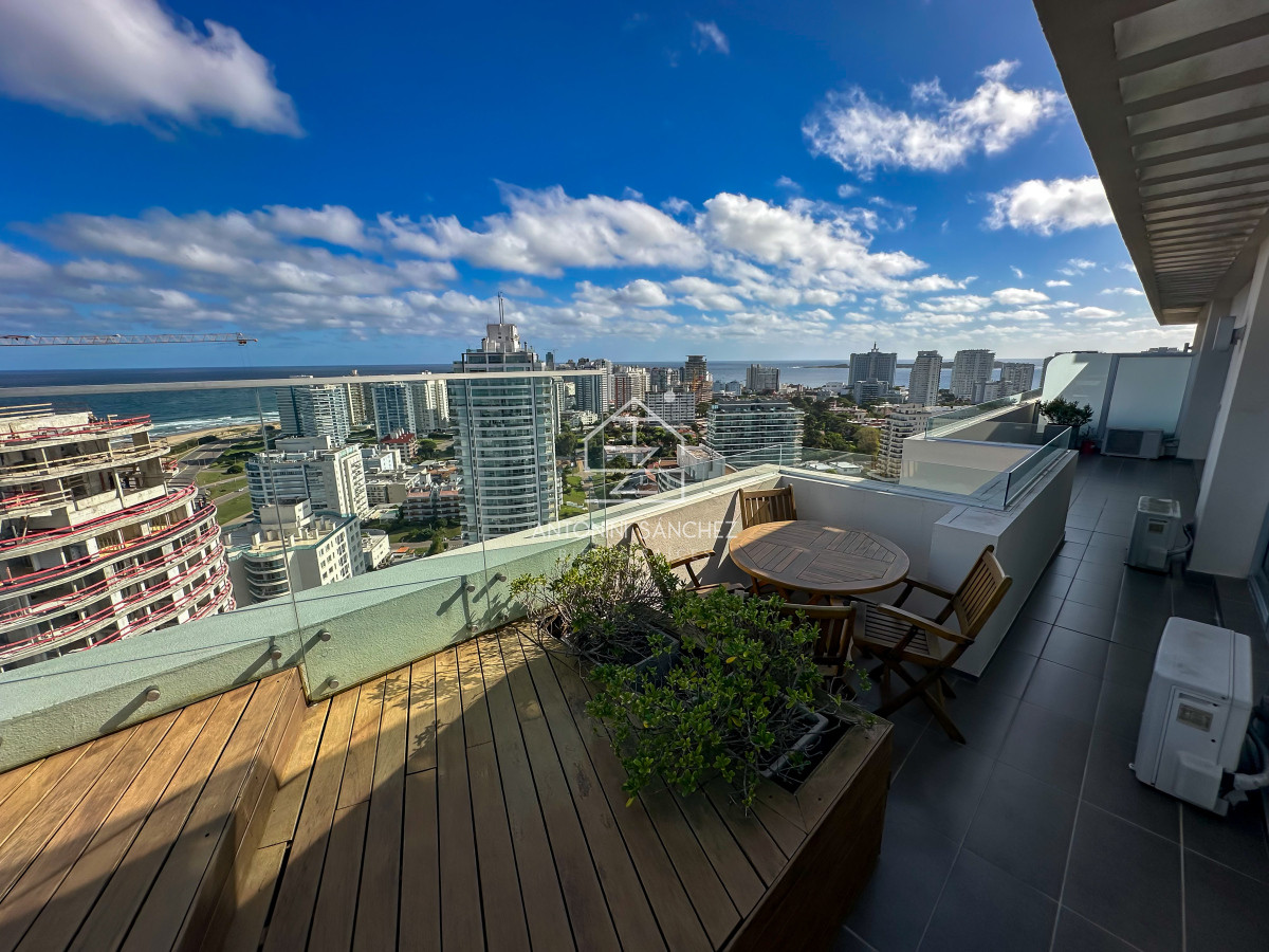 Apartamento ID.2228 - Planta especial en piso alto, parrillero y jacuzzi en balcón