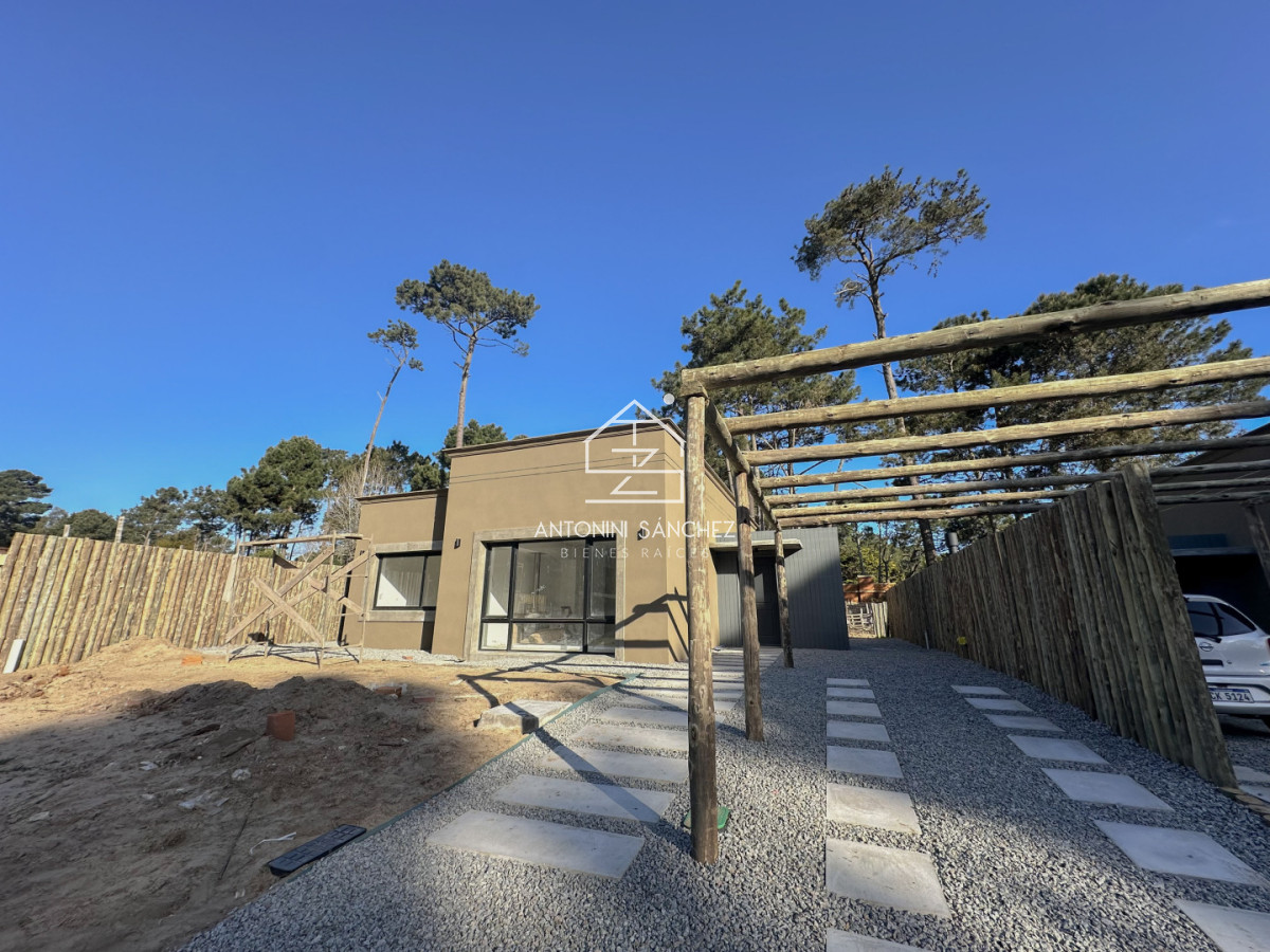 Casa ID.3988 - Casa a estrenar en Parque Burnett U$S 325.000