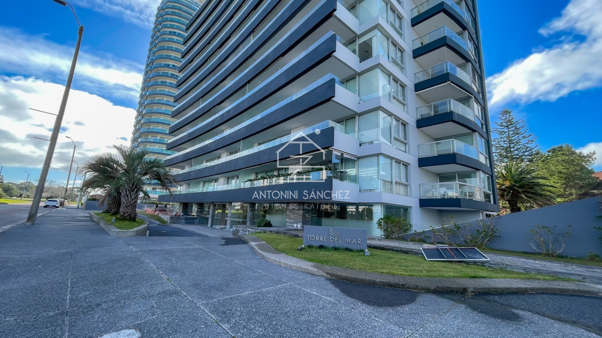 Apartamento ID.845 - Punta de Este, Apartamento de 3 dormitorios a metros del mar y al Hotel Conrad.