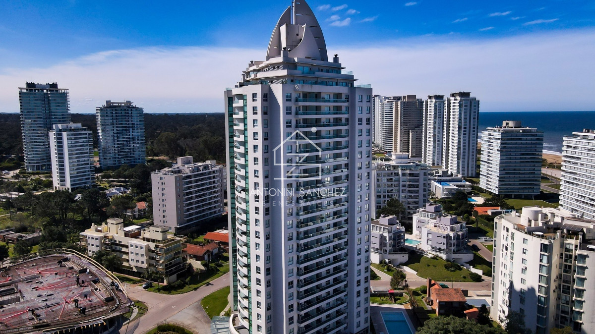 Apartamento ID.2228 - Planta especial en piso alto, parrillero y jacuzzi en balcón