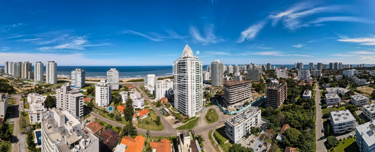 Apartamento ID.2228 - Planta especial en piso alto, parrillero y jacuzzi en balcón