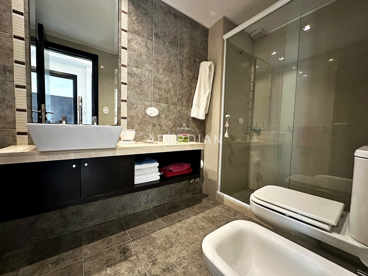 Apartamento ID.21098862 - Gala Tower. Pda 4, exclusivo departamento a solo pasos del Mar en Playa Mansa.