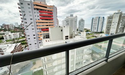 Piso alto a pasos del mar, servicios y expensas muy bajas