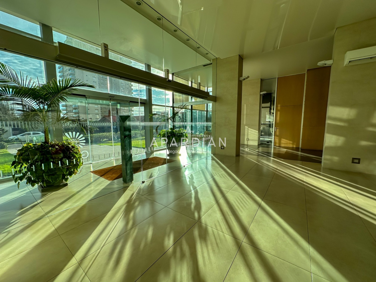 Apartamento ID.21098862 - Gala Tower. Pda 4, exclusivo departamento a solo pasos del Mar en Playa Mansa.