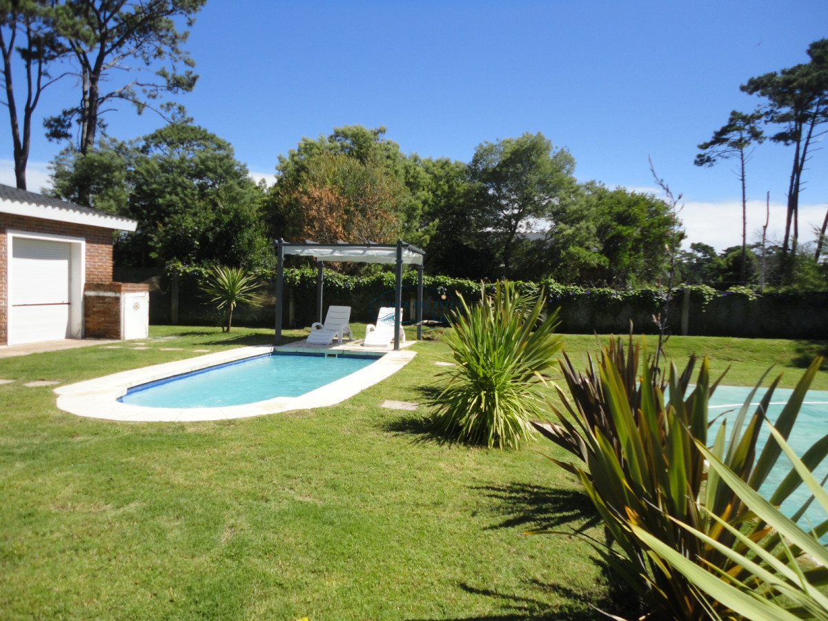 Casa ID.167 - Hermosa casa en barrio Residencial de Punta del Este a pasos de todo!