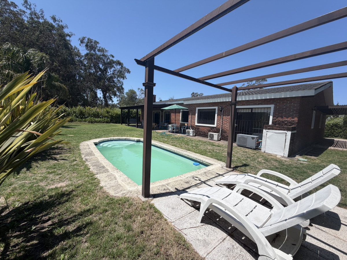 Casa ID.167 - Hermosa casa en barrio Residencial de Punta del Este a pasos de todo!