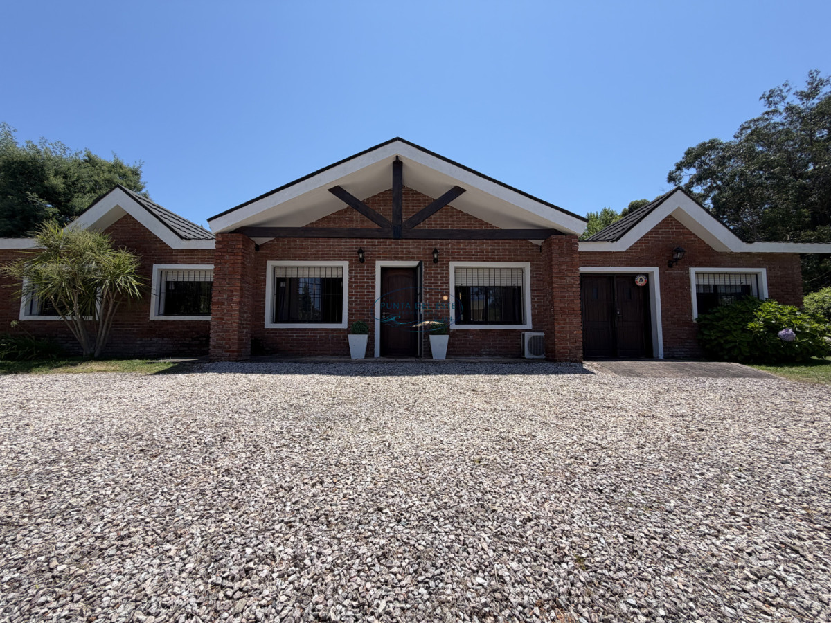 Casa ID.167 - Hermosa casa en barrio Residencial de Punta del Este a pasos de todo!