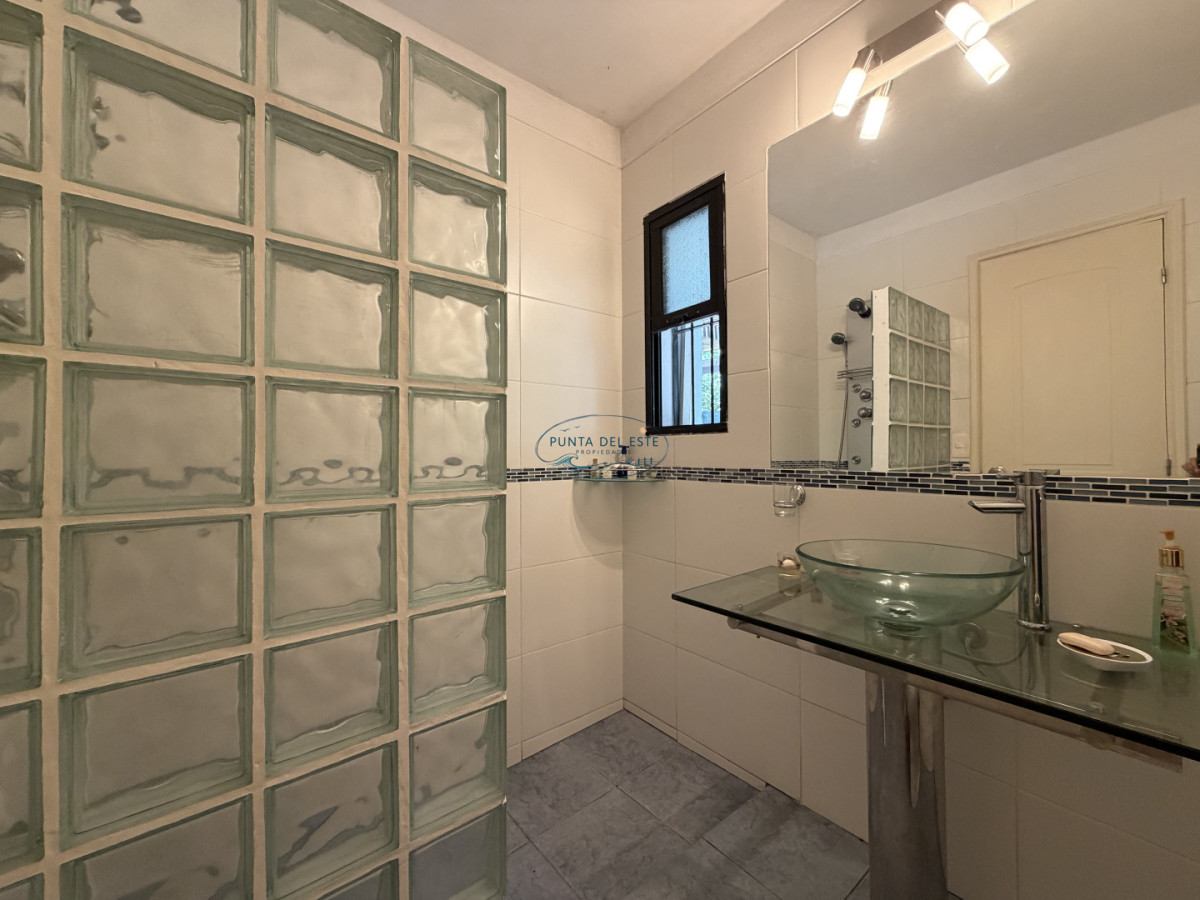 Casa ID.167 - Hermosa casa en barrio Residencial de Punta del Este a pasos de todo!