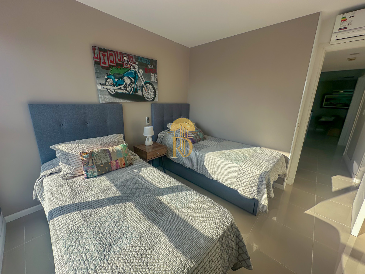 Hermoso piso alto con vistas al mar en parada 3 de Playa Brava -id-587-11