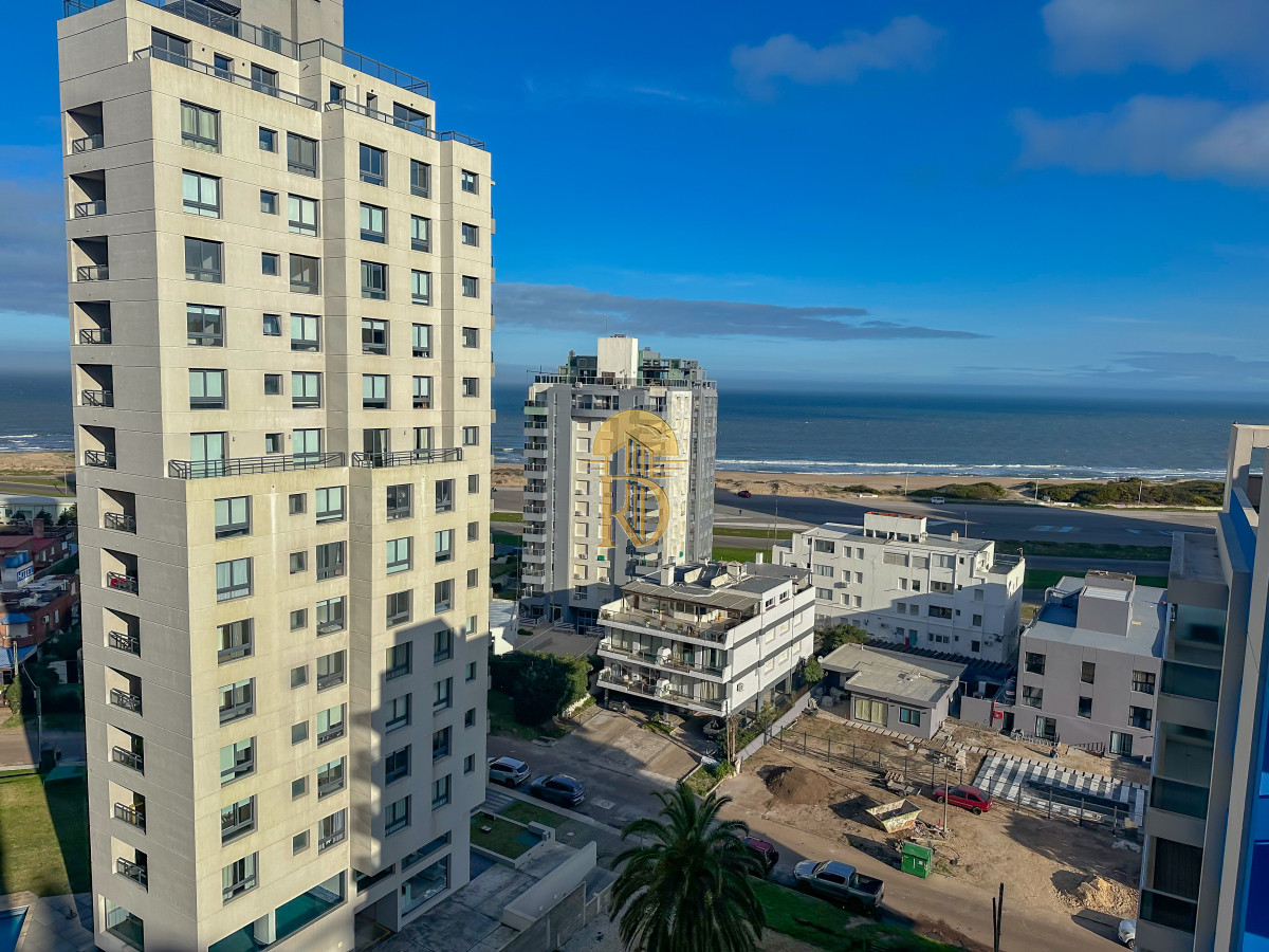 Hermoso piso alto con vistas al mar en parada 3 de Playa Brava -id-587-17