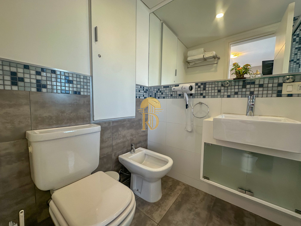 Hermoso piso alto con vistas al mar en parada 3 de Playa Brava -id-587-9