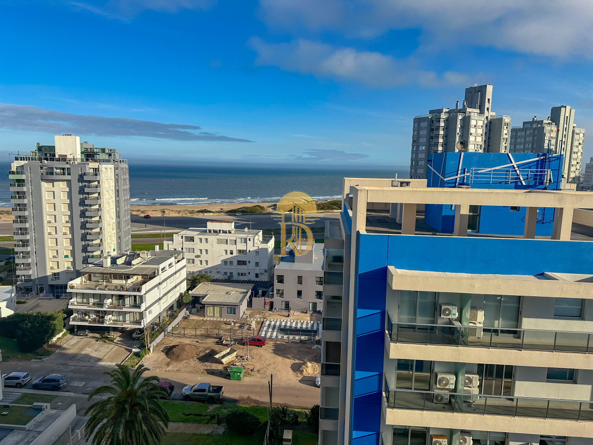 Hermoso piso alto con vistas al mar en parada 3 de Playa Brava -id-587-18