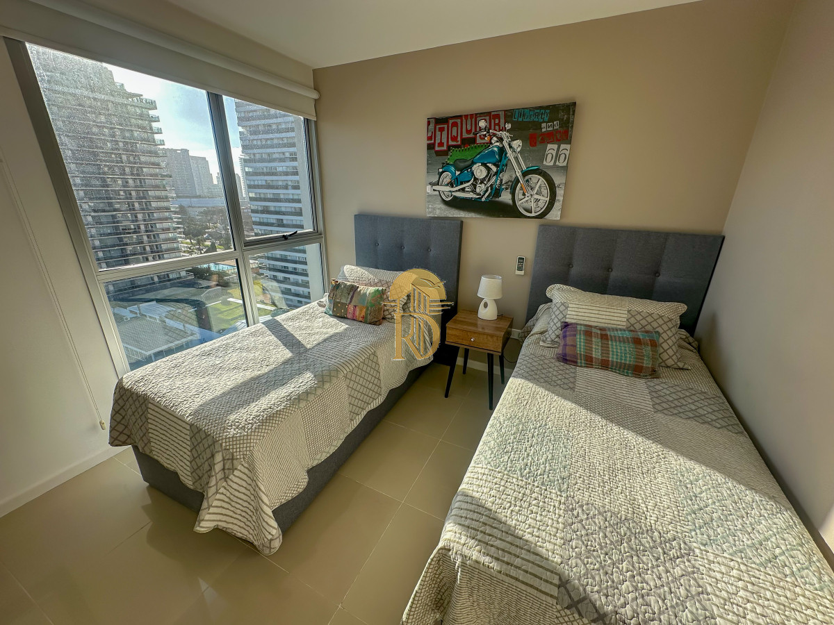 Hermoso piso alto con vistas al mar en parada 3 de Playa Brava -id-587-10