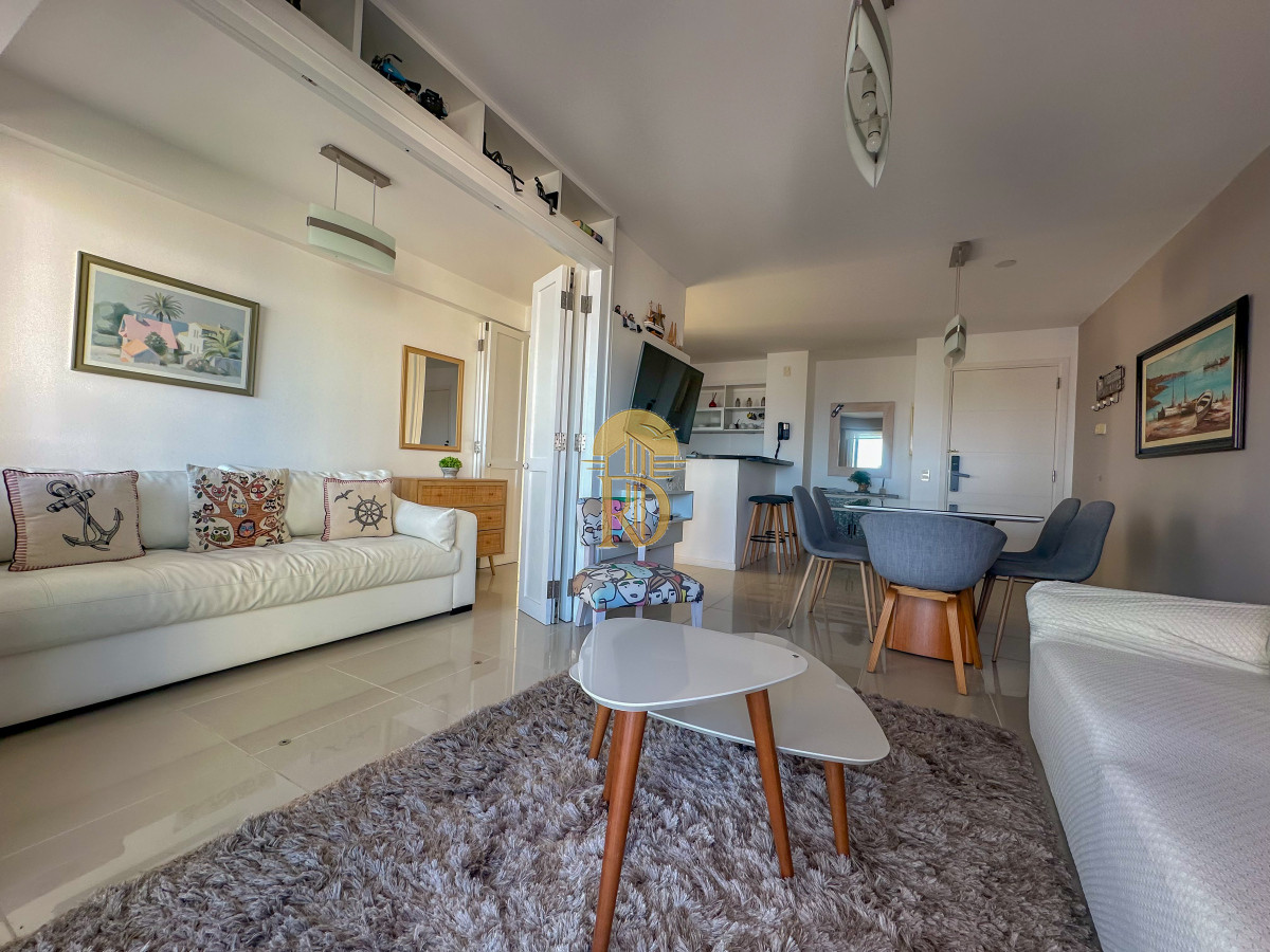 Hermoso piso alto con vistas al mar en parada 3 de Playa Brava -id-587-1