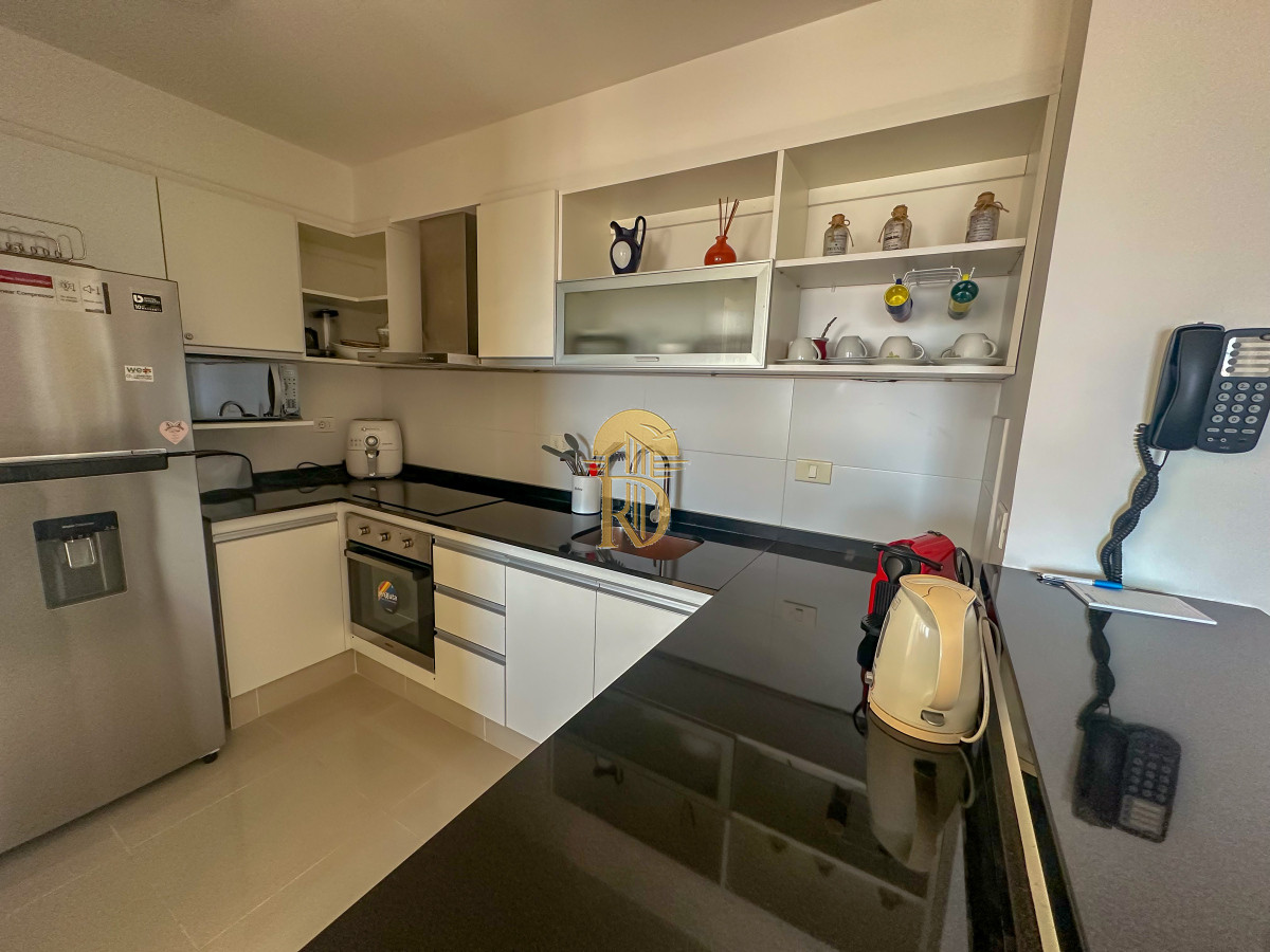 Hermoso piso alto con vistas al mar en parada 3 de Playa Brava -id-587-5